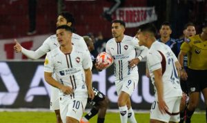 Independiente del Valle llegaba con la calculadora en la mano y la ilusión de sentenciar el título de la LigaPro en terreno ajeno. Pero la U, supo manejar el resultado incluso con el marcador en contra, justo cuando el guion parecía inclinarse hacia los Rayados. El 2-1 final, con un gol agónico de Lisandro Alzugaray, desnuda viejos vicios de IDV y exhibe, por momentos, las credenciales de un equipo albo que se mueve entre la irregularidad y el orgullo competitivo.