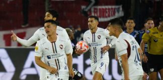 Independiente del Valle llegaba con la calculadora en la mano y la ilusión de sentenciar el título de la LigaPro en terreno ajeno. Pero la U, supo manejar el resultado incluso con el marcador en contra, justo cuando el guion parecía inclinarse hacia los Rayados. El 2-1 final, con un gol agónico de Lisandro Alzugaray, desnuda viejos vicios de IDV y exhibe, por momentos, las credenciales de un equipo albo que se mueve entre la irregularidad y el orgullo competitivo.