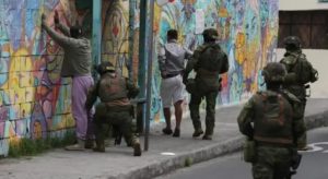 El presidente Daniel Noboa Azín decretó este 4 de noviembre, un nuevo estado de excepción en el país ante el incremento de la violencia y el accionar de grupos criminales organizados que buscan controlar territorios en la Costa y parte de la Sierra ecuatoriana.