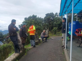 El volcán Tungurahua volvió a ser escenario de incertidumbre y angustia. Desde hace tres días, equipos de rescate desafían el clima extremo y la neblina espesa en busca del sargento segundo Darío Fabricio Caicedo Silva, un policía de 40 años que desapareció mientras ascendía en solitario hacia la cima del coloso. Su última comunicación fue el domingo, cuando alcanzó la cumbre y prometió regresar con fotografías del paisaje. Desde entonces, el silencio de la montaña preocupa a todo Baños de Agua Santa.