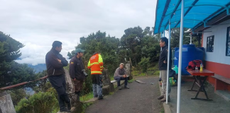 El volcán Tungurahua volvió a ser escenario de incertidumbre y angustia. Desde hace tres días, equipos de rescate desafían el clima extremo y la neblina espesa en busca del sargento segundo Darío Fabricio Caicedo Silva, un policía de 40 años que desapareció mientras ascendía en solitario hacia la cima del coloso. Su última comunicación fue el domingo, cuando alcanzó la cumbre y prometió regresar con fotografías del paisaje. Desde entonces, el silencio de la montaña preocupa a todo Baños de Agua Santa.
