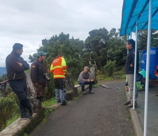 El volcán Tungurahua volvió a ser escenario de incertidumbre y angustia. Desde hace tres días, equipos de rescate desafían el clima extremo y la neblina espesa en busca del sargento segundo Darío Fabricio Caicedo Silva, un policía de 40 años que desapareció mientras ascendía en solitario hacia la cima del coloso. Su última comunicación fue el domingo, cuando alcanzó la cumbre y prometió regresar con fotografías del paisaje. Desde entonces, el silencio de la montaña preocupa a todo Baños de Agua Santa.