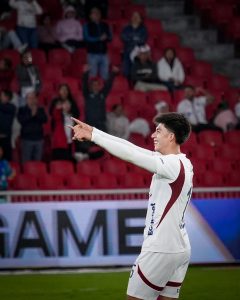 El equipo de Tiago Nunes respondió con contundencia sin negociar su grandeza. En el estadio Rodrigo Paz Delgado, el cuadro albo goleó 4-0 a Orense y volvió a meterse en la pelea por la cima del campeonato nacional, desplazando a Barcelona por diferencia de goles y con un partido menos en su haber, el conjunto quiteño impuso su ritmo.