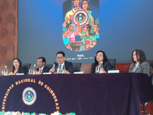 La Universidad Nacional de Chimborazo (UNACH) oficializó la presentación del Congreso Internacional de Educación Abierta y a Distancia 2025, un evento académico de gran relevancia que se desarrollará los próximos 24 y 25 de noviembre en modalidad híbrida presencial y virtual desde la ciudad de Riobamba. La rueda de prensa de lanzamiento tuvo lugar en el Sky Auditorium, con la presencia de las principales autoridades universitarias, medios de comunicación y representantes de la comunidad académica.