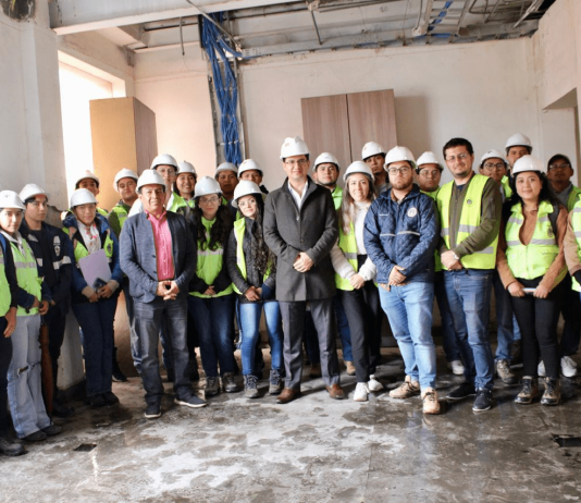 En cumplimiento del convenio suscrito entre el Consejo de la Judicatura (CJ) y la Universidad Nacional de Chimborazo (Unach), estudiantes y docentes de la carrera de Ingeniería Civil, iniciaron los trabajos técnicos para la evaluación estructural del edificio del Consejo de la Judicatura que por más de una década ha permanecido abandonado y en ruinas debido a un litigio con el contratista.