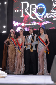 La noche del 7 de noviembre, en una velada llena de belleza, cultura y tradición, se realizó la elección de “La Guambra más linda de Chimborazo” 2025-2026, en el coliseo Hernán Torrez Riofrío de Riobamba, certamen que reunió a diez jóvenes representantes de distintos cantones de la provincia.