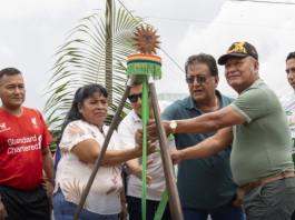 El alcalde de Pastaza, Germán Flores Meza, participó como testigo de honor en la ceremonia de colocación de la primera piedra para la construcción de un espacio cubierto en la comunidad Río Chico, proyecto impulsado por el GAD Parroquial de Tarqui.