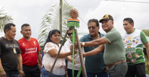 El alcalde de Pastaza, Germán Flores Meza, participó como testigo de honor en la ceremonia de colocación de la primera piedra para la construcción de un espacio cubierto en la comunidad Río Chico, proyecto impulsado por el GAD Parroquial de Tarqui.