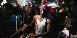 Haití volvió a clasificar a un Mundial después de 52 años, noticia que desbordó las calles de Puerto Príncipe y sus alrededores. No importó la oscuridad que domina la ciudad, ni los temores que se han vuelto rutina.