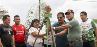 El alcalde de Pastaza, Germán Flores Meza, participó como testigo de honor en la ceremonia de colocación de la primera piedra para la construcción de un espacio cubierto en la comunidad Río Chico, proyecto impulsado por el GAD Parroquial de Tarqui.