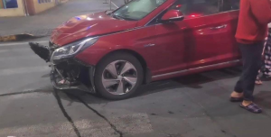 La tranquilidad del centro de Riobamba se vio interrumpida la noche del domingo por un violento siniestro de tránsito. Cerca de las 22H30, un automóvil de placas TBF-8167 colisionó con una motocicleta en la intersección de las calles Guayaquil y Carabobo, dejando a sus dos ocupantes con heridas graves y provocando la huida del presunto responsable, quien abandonó el vehículo en el lugar.