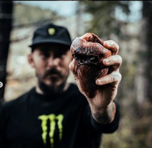 Marlon “Chito” Vera, uno de los peleadores ecuatorianos más reconocidos en la escena internacional de las artes marciales mixtas (UFC), desató las críticas tras publicar en redes sociales, fotografías en las que aparece junto a un venado cazado por él.