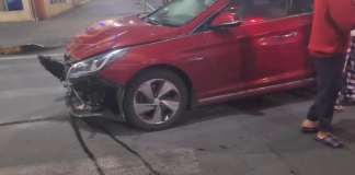 La tranquilidad del centro de Riobamba se vio interrumpida la noche del domingo por un violento siniestro de tránsito. Cerca de las 22H30, un automóvil de placas TBF-8167 colisionó con una motocicleta en la intersección de las calles Guayaquil y Carabobo, dejando a sus dos ocupantes con heridas graves y provocando la huida del presunto responsable, quien abandonó el vehículo en el lugar.