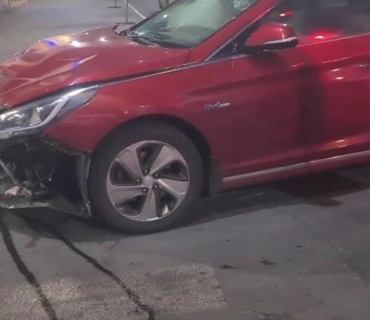 La tranquilidad del centro de Riobamba se vio interrumpida la noche del domingo por un violento siniestro de tránsito. Cerca de las 22H30, un automóvil de placas TBF-8167 colisionó con una motocicleta en la intersección de las calles Guayaquil y Carabobo, dejando a sus dos ocupantes con heridas graves y provocando la huida del presunto responsable, quien abandonó el vehículo en el lugar.