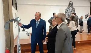 La muestra de esculturas metálicas de Eduardo Baldeón Velasco se exhibe en el Museo y Centro Cultural Riobamba como parte de los actos por los 205 años de Emancipación Política de la ciudad. El acero, frío y rígido por naturaleza, cobra vida en manos del artista Eduardo Baldeón Velasco.