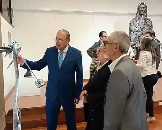 La muestra de esculturas metálicas de Eduardo Baldeón Velasco se exhibe en el Museo y Centro Cultural Riobamba como parte de los actos por los 205 años de Emancipación Política de la ciudad. El acero, frío y rígido por naturaleza, cobra vida en manos del artista Eduardo Baldeón Velasco.