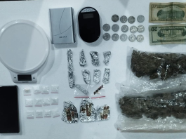 En una acción coordinada y contundente, la Policía Nacional del Ecuador ejecutó un operativo que permitió desarticular un punto de expendio de drogas en el sector Las Palmeras, en la ciudad de Riobamba, provincia de Chimborazo. La intervención, liderada por la Jefatura de Investigación Antidrogas de la Subzona Chimborazo, se desarrolló en coordinación con la Fiscalía, como parte de las estrategias de lucha frontal contra el microtráfico.