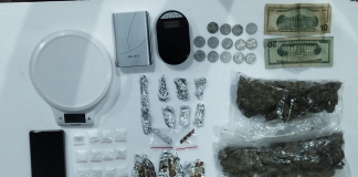 En una acción coordinada y contundente, la Policía Nacional del Ecuador ejecutó un operativo que permitió desarticular un punto de expendio de drogas en el sector Las Palmeras, en la ciudad de Riobamba, provincia de Chimborazo. La intervención, liderada por la Jefatura de Investigación Antidrogas de la Subzona Chimborazo, se desarrolló en coordinación con la Fiscalía, como parte de las estrategias de lucha frontal contra el microtráfico.