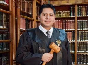 El Consejo de la Judicatura expulsó al magistrado David Jacho tras comprobarse el presunto acosó a una trabajadora bajo su mando. Su destitución reabre el debate sobre los abusos de poder dentro de la justicia ecuatoriana. En los pasillos solemnes de la Corte Nacional de Justicia, donde se deciden los casos más importantes del país, estalló una noticia que sacudió la estructura del poder judicial. David Jacho, conjuez de la Sala de Familia, Niñez y Adolescencia, fue destituido de manera definitiva.