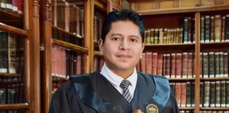 El Consejo de la Judicatura expulsó al magistrado David Jacho tras comprobarse el presunto acosó a una trabajadora bajo su mando. Su destitución reabre el debate sobre los abusos de poder dentro de la justicia ecuatoriana. En los pasillos solemnes de la Corte Nacional de Justicia, donde se deciden los casos más importantes del país, estalló una noticia que sacudió la estructura del poder judicial. David Jacho, conjuez de la Sala de Familia, Niñez y Adolescencia, fue destituido de manera definitiva.
