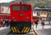 El Municipio de Alausí anunció la suspensión temporal del Tren Nariz del Diablo. Es una de las rutas de turismo ferroviario más emblemáticas del Ecuador. La decisión se tomó tras identificar daños de fuerza mayor en las locomotoras. Fueron provocados por afectaciones externas y desprendimientos no controlados en la vía férrea. Esas condiciones comprometen la seguridad operativa del icónico recorrido andino.