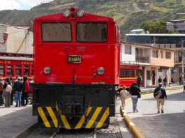 El Municipio de Alausí anunció la suspensión temporal del Tren Nariz del Diablo. Es una de las rutas de turismo ferroviario más emblemáticas del Ecuador. La decisión se tomó tras identificar daños de fuerza mayor en las locomotoras. Fueron provocados por afectaciones externas y desprendimientos no controlados en la vía férrea. Esas condiciones comprometen la seguridad operativa del icónico recorrido andino.