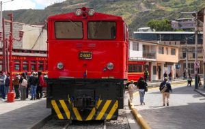 El Municipio de Alausí anunció la suspensión temporal del Tren Nariz del Diablo. Es una de las rutas de turismo ferroviario más emblemáticas del Ecuador. La decisión se tomó tras identificar daños de fuerza mayor en las locomotoras. Fueron provocados por afectaciones externas y desprendimientos no controlados en la vía férrea. Esas condiciones comprometen la seguridad operativa del icónico recorrido andino.
