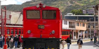 El Municipio de Alausí anunció la suspensión temporal del Tren Nariz del Diablo. Es una de las rutas de turismo ferroviario más emblemáticas del Ecuador. La decisión se tomó tras identificar daños de fuerza mayor en las locomotoras. Fueron provocados por afectaciones externas y desprendimientos no controlados en la vía férrea. Esas condiciones comprometen la seguridad operativa del icónico recorrido andino.