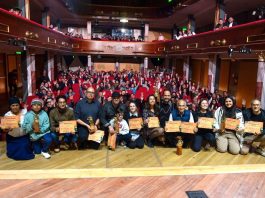 El Teatro León recibió a cineastas, actores, gestores culturales y público que celebraron las producciones exhibidas durante el festival. Las obras proyectadas abordaron temas sociales, culturales y personales, con miradas profundas que reflejan la complejidad y la riqueza de las comunidades ecuatorianas, junto con aportes internacionales que ampliaron el panorama creativo.