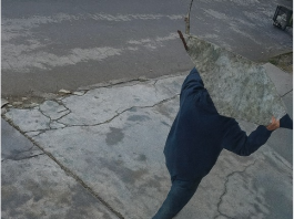 Una ciudadana fue víctima de un robo en su vivienda ubicada en las calles Diógenes Paredes y Miguel de Santiago, en la parroquia Lizarzaburu, al sur de Riobamba. El hecho ocurrió la noche del martes 18 de noviembre de 2025, alrededor de las 20h00, cuando personas desconocidas ingresaron al inmueble aprovechando que no había moradores en ese momento.