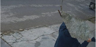 Una ciudadana fue víctima de un robo en su vivienda ubicada en las calles Diógenes Paredes y Miguel de Santiago, en la parroquia Lizarzaburu, al sur de Riobamba. El hecho ocurrió la noche del martes 18 de noviembre de 2025, alrededor de las 20h00, cuando personas desconocidas ingresaron al inmueble aprovechando que no había moradores en ese momento.