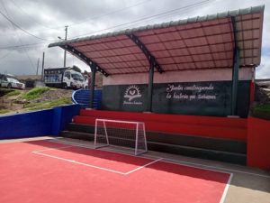 La Prefectura de Bolívar, en coordinación con el GAD Parroquial de La Asunción, realizó la entrega oficial de la obra de adecentamiento integral de la cancha deportiva de la comunidad Pímbulo, perteneciente a la parroquia La Asunción, en el cantón Chimbo. La intervención responde a una necesidad histórica de los habitantes del sector, quienes durante años solicitaron la recuperación de este espacio destinado a actividades deportivas y comunitarias.