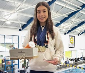 El Campeonato Nacional FENA “Ciudad de Quito y Diego Quiroga 2025” convocó a más de 380 nadadores en la piscina semiolímpica del Quito Tenis y Golf Club; mostrando la brecha entre provincias que verdaderamente invierten y aquellas que apenas sobreviven.