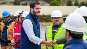 El ministro de Infraestructura y Transporte, Roberto Luque, realizó este 26 de noviembre, un recorrido técnico por los trabajos de Mantenimiento por Resultados (MPR) que se ejecutan en la carretera E487 Balbanera-Pallatanga–Cumandá, una de las rutas más importantes para la movilidad y el comercio en la provincia de Chimborazo.