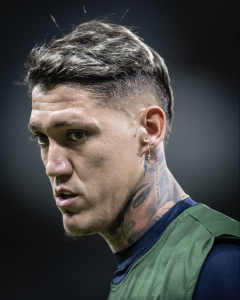 El presidente del “Ponchito”, no ocultó su molestia con el defensor uruguayo. “A ratos me da ira, les digo que a Bentaberry lo compro y lo dejo parado. Cuesta cien mil dólares la compra, y si quiero lo compro y lo dejo sin jugar los próximos tres años”, advirtió Chango.