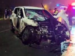 La tranquilidad de la noche se vio interrumpida este 4 de noviembre, cuando un accidente de tránsito se registró en la vía a Chimbo, a la altura del sector de la gasolinera del Sindicato. El hecho dejó como saldo cuatro personas heridas y daños materiales de consideración en los vehículos involucrados.