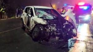 La tranquilidad de la noche se vio interrumpida este 4 de noviembre, cuando un accidente de tránsito se registró en la vía a Chimbo, a la altura del sector de la gasolinera del Sindicato. El hecho dejó como saldo cuatro personas heridas y daños materiales de consideración en los vehículos involucrados.