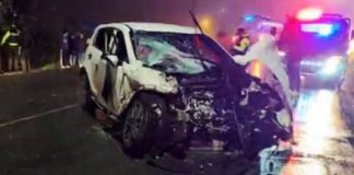 La tranquilidad de la noche se vio interrumpida este 4 de noviembre, cuando un accidente de tránsito se registró en la vía a Chimbo, a la altura del sector de la gasolinera del Sindicato. El hecho dejó como saldo cuatro personas heridas y daños materiales de consideración en los vehículos involucrados.