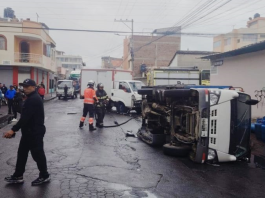 La mañana del 26 de noviembre, el cruce entre las calles Nueva York y Pichincha se convirtió en escenario de tensión luego de que dos camiones colisionaran, provocando el volcamiento de uno de ellos y dejando a una persona herida. El hecho generó especial preocupación debido a que uno de los vehículos transportaba cilindros de gas doméstico, lo que obligó a una rápida respuesta de las unidades de emergencia coordinadas desde el ECU 911.