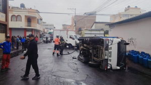 La mañana del 26 de noviembre, el cruce entre las calles Nueva York y Pichincha se convirtió en escenario de tensión luego de que dos camiones colisionaran, provocando el volcamiento de uno de ellos y dejando a una persona herida. El hecho generó especial preocupación debido a que uno de los vehículos transportaba cilindros de gas doméstico, lo que obligó a una rápida respuesta de las unidades de emergencia coordinadas desde el ECU 911.