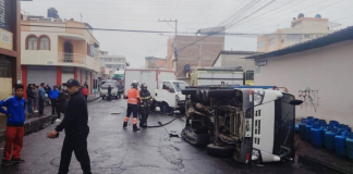 La mañana del 26 de noviembre, el cruce entre las calles Nueva York y Pichincha se convirtió en escenario de tensión luego de que dos camiones colisionaran, provocando el volcamiento de uno de ellos y dejando a una persona herida. El hecho generó especial preocupación debido a que uno de los vehículos transportaba cilindros de gas doméstico, lo que obligó a una rápida respuesta de las unidades de emergencia coordinadas desde el ECU 911.