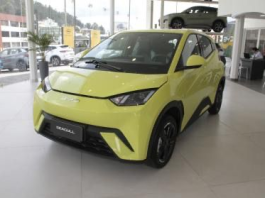 Los propietarios de vehículos totalmente eléctricos en Ecuador deberán cancelar solo USD 10 por concepto de matriculación vehicular. Esta medida, ya en vigencia, responde a los esfuerzos del Gobierno Nacional por incentivar la movilidad sostenible, reducir el impacto ambiental y aliviar la carga económica de los ciudadanos.