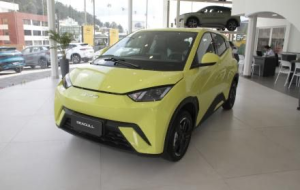 Los propietarios de vehículos totalmente eléctricos en Ecuador deberán cancelar solo USD 10 por concepto de matriculación vehicular. Esta medida, ya en vigencia, responde a los esfuerzos del Gobierno Nacional por incentivar la movilidad sostenible, reducir el impacto ambiental y aliviar la carga económica de los ciudadanos.