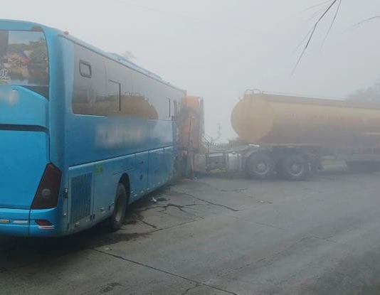Un choque entre un bus interprovincial y un tanquero en el sector Panza Redonda, en el cantón Pallatanga, movilizó a unidades de emergencia tras una alerta registrada al 9-1-1, que reportó a varias personas heridas y daños de consideración en la vía principal, una de las más transitadas de Chimborazo. El siniestro ocurrió el 27 de noviembre.