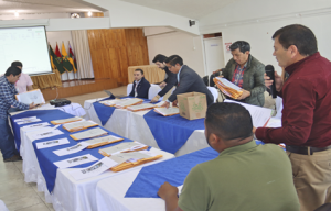 La Prefectura de Bolívar realizó el proceso de remate público de bienes muebles institucionales, cumpliendo estrictamente con las disposiciones legales y garantizando un procedimiento transparente, ordenado y abierto a toda la ciudadanía.