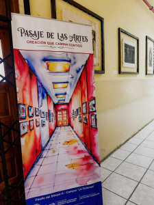 La Universidad Nacional de Chimborazo (UNACH) implementó un nuevo espacio destinado a la exhibición permanente de obras artísticas en el campus La Dolorosa. El pasillo del bloque A fue acondicionado como una galería abierta al público universitario, con el propósito de fortalecer la difusión cultural y promover la producción artística de docentes y estudiantes.
