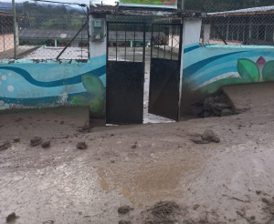 Este miércoles 26 de noviembre de 2025, a las 07H55, el Servicio Integrado de Seguridad ECU 911 recibió un reporte ciudadano sobre un aluvión en el sector Atandahua, a la altura de la vía San Juan de Llullundongo, cantón Guaranda, provincia de Bolívar. De manera oportuna, desde la Sala Operativa del ECU 911 se coordinó la movilización de las entidades articuladas para atender la emergencia.