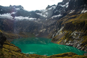 El Ministerio de Ambiente y Energía (MAE) dispuso el cierre temporal del acceso a la Laguna Amarilla y la ruta hacia la Laguna Azul, ubicadas en el volcán El Altar dentro del Parque Nacional Sangay. La medida, que rige desde el 30 de octubre hasta el 5 de noviembre de 2025, responde a las inundaciones que afectaron los caminos de ingreso a estas zonas naturales.