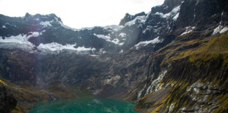 El Ministerio de Ambiente y Energía (MAE) dispuso el cierre temporal del acceso a la Laguna Amarilla y la ruta hacia la Laguna Azul, ubicadas en el volcán El Altar dentro del Parque Nacional Sangay. La medida, que rige desde el 30 de octubre hasta el 5 de noviembre de 2025, responde a las inundaciones que afectaron los caminos de ingreso a estas zonas naturales.