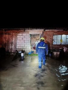 Una intensa lluvia registrada la noche del 28 de noviembre provocó inundaciones en tres viviendas de Guamote, luego de que el sistema de drenaje se saturara y el agua ingresara de forma repentina a los domicilios, generando momentos de angustia entre las familias afectadas.